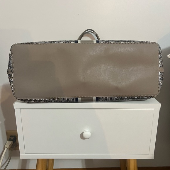 Rehab Bag Tory Burch Gemini Link
Coated Canvas Tote - Picture 7 of 13